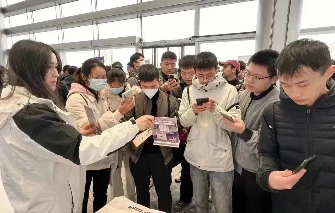 (图 1:参会人员在 Greptime 摊位前)