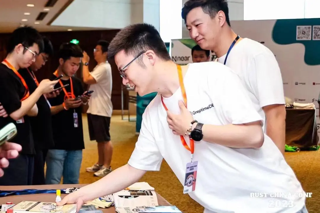 (图 7:Greptime 工作人员和与会人员良好互动)