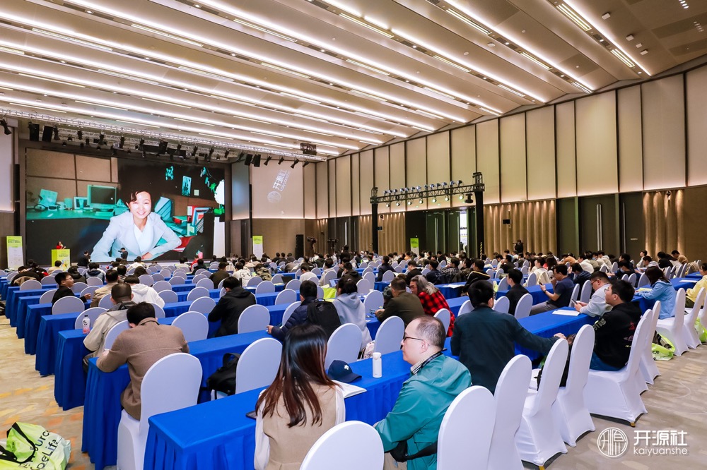 图 2 :大会现场