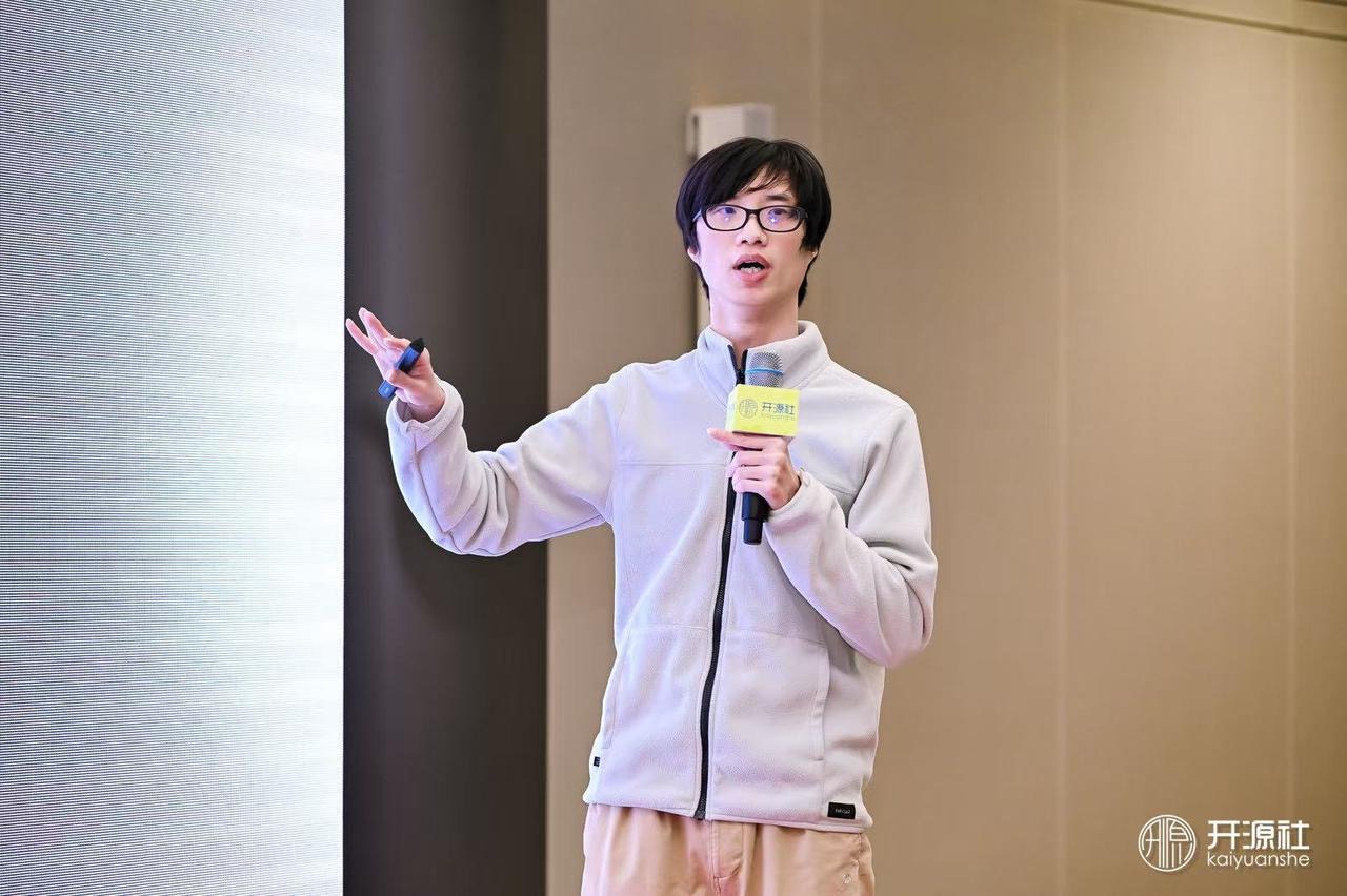 图 5 :演讲现场